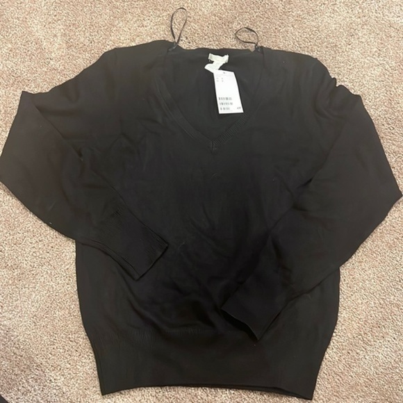 H&M Tops - Size Small Ladies V neck